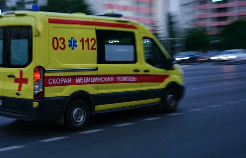 Опрокинулась карета скорой помощи: инцидент в центре Москвы вызвал интерес