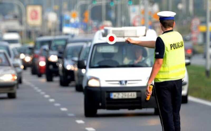 В Польше выписали штраф водителю и пассажирке за недопустимое поведение во время поездки