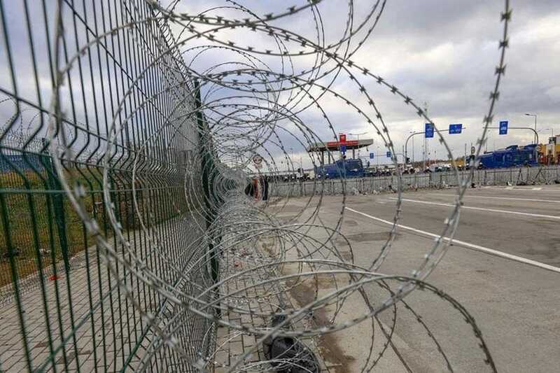 Польские пограничники раскрыли способ мигрантов перейти границу с помощью туалетной кабинки