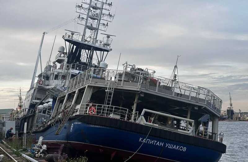 В Санкт-Петербурге у причала Балтийского завода начал идти ко дну буксир «Капитан Ушаков»