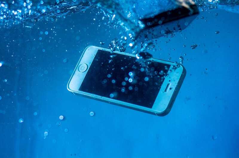 Японец провёл четыре часа в море, стремясь уберечь свой телефон