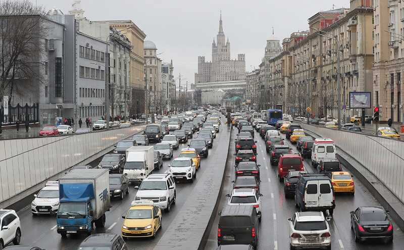 В Москве на эстакаде перевернулась бетономешалка и спровоцировала затор