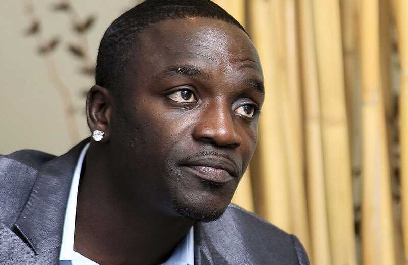 Рэпер Akon спровоцировал конфликт, кинув в толпу футболку на концерте в Москве