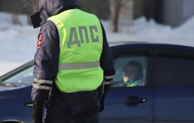 В центре Петербурга автомобилист поехал по тротуару, оправдавшись ремонтом дороги