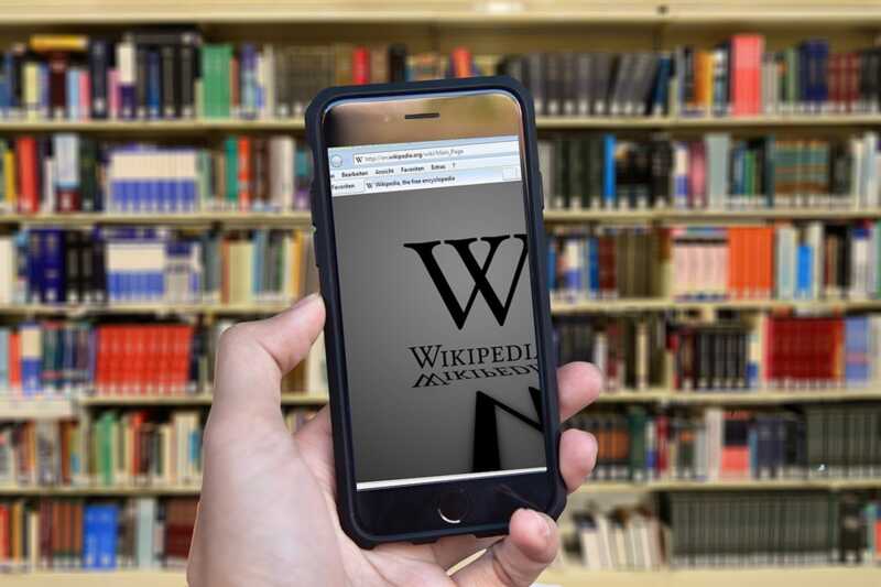 В Великобритании требуют, чтобы пользователи заходили в Wikipedia, используя паспорт