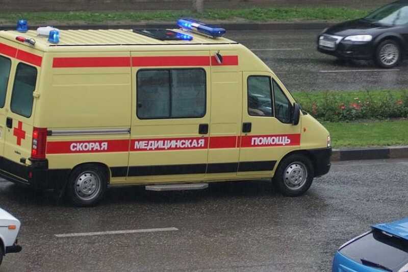 Легковой автомобиль сбил людей на остановке в Подмосковье: имеются пострадавшие