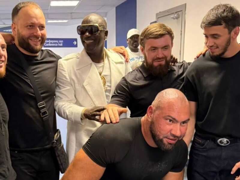 Сотрудник охраны в Сочи поделился, что рэпер Akon нанес ему удар в лицо
