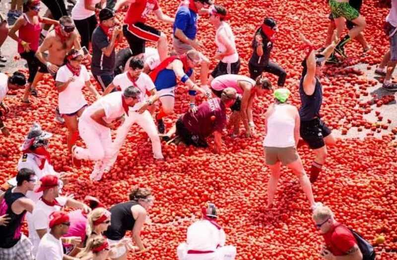 На ежегодном фестивале La Tomatina испанцы закидали друг друга помидорами