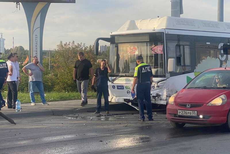 В Омске случилось происшествие с пассажирским автобусом