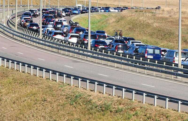 Автовладельцы возмущены шестичасовыми заторами у Крымского моста