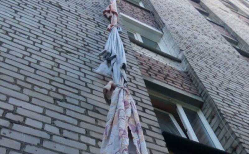 В Среднеуральске двое детей сбежали, спустившись с 3-го этажа на простынях