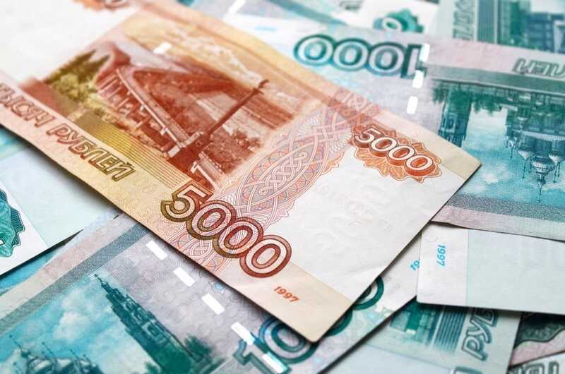 Малыш в Мытищах устроил "денежный дождь" из окна