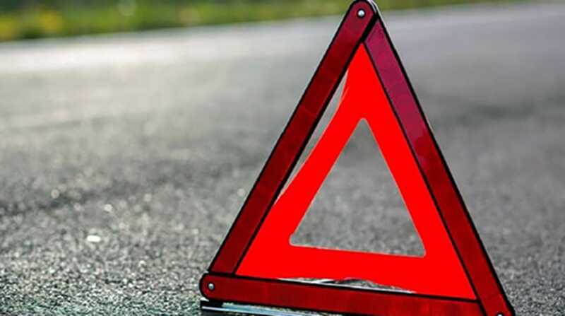На юге Москвы автомобиль марки Lexus с дипломатическими номерами врезался в уличный фонарь