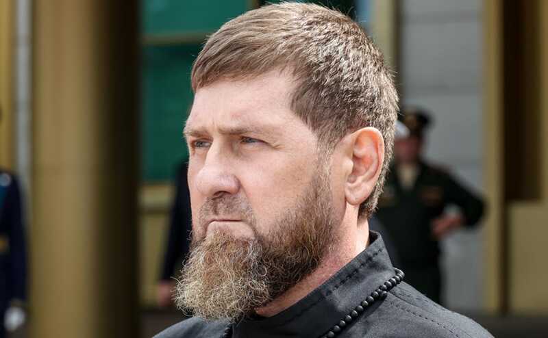 Кадыров нанес визит чеченским школам, едва передвигаясь