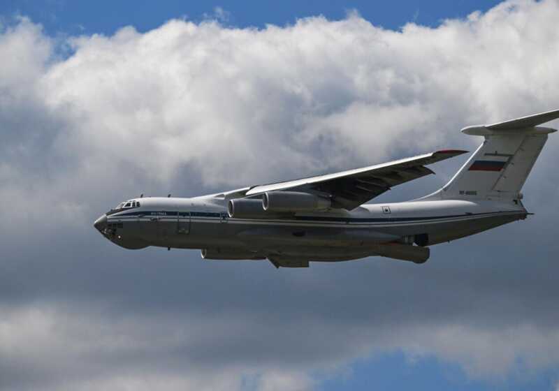 Транспортный самолет ИЛ-76 совершил вынужденную посадку в красноярском аэропорту Черемшанка