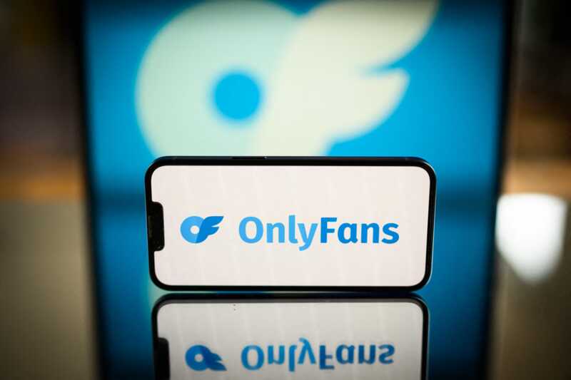 Участница платформы OnlyFans хочет заплатить за встречу с обеспеченным мужчиной