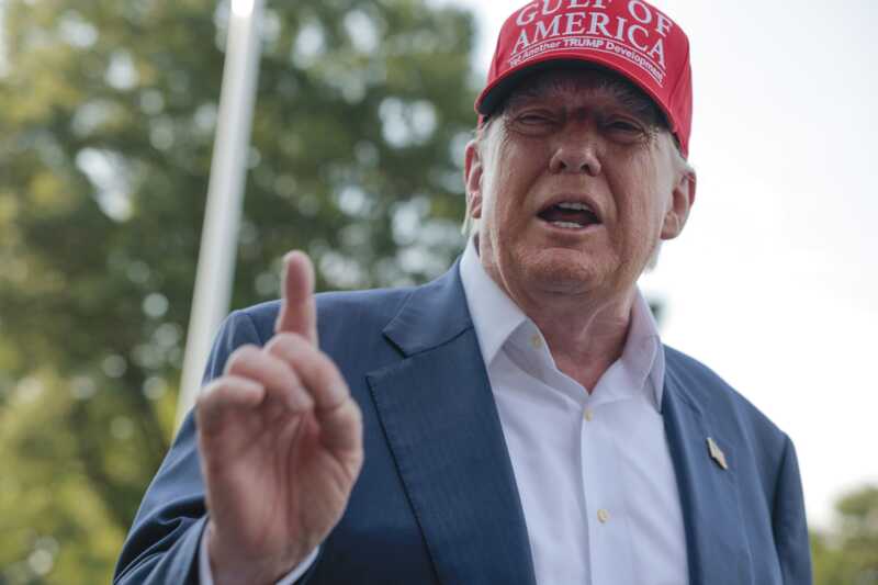 Трамп разместил снимок с огнём и вертолётами, упоминая о высылке мигрантов из Чикаго
