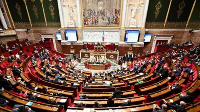 Парламент Франции выразил недоверие правительству в связи с предложением жестких мер экономии