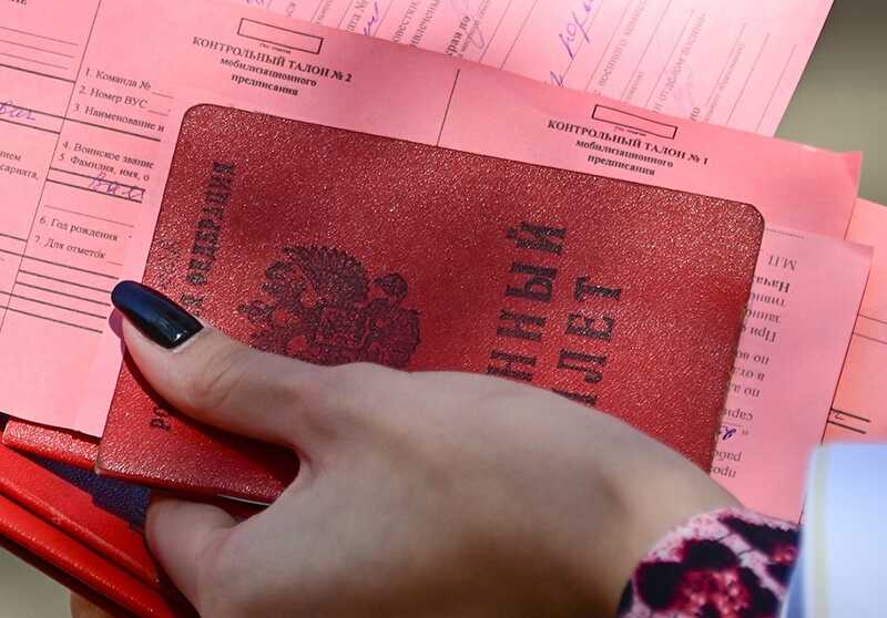 Кандидату от КПРФ пытались вручить повестку после защиты учащихся