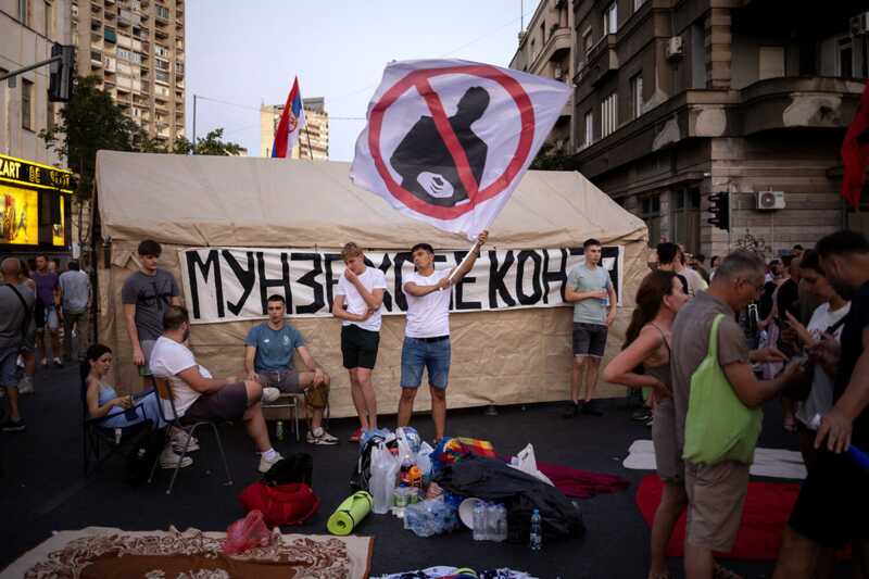 Протестующие перекрыли площадь в Белграде