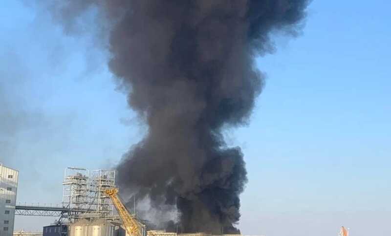 В Иркутске вспыхнул пожар на крыше здания с торговыми павильонами