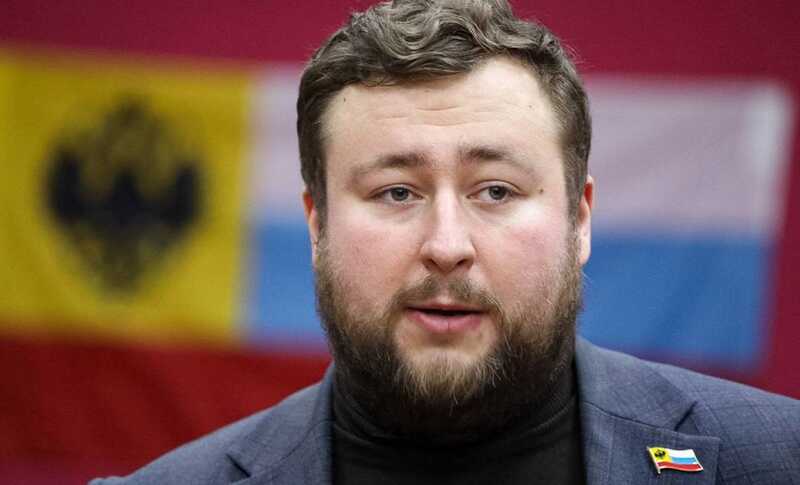Российский суд вынес решение о наказании блогера за размещение фотографии с Навальным