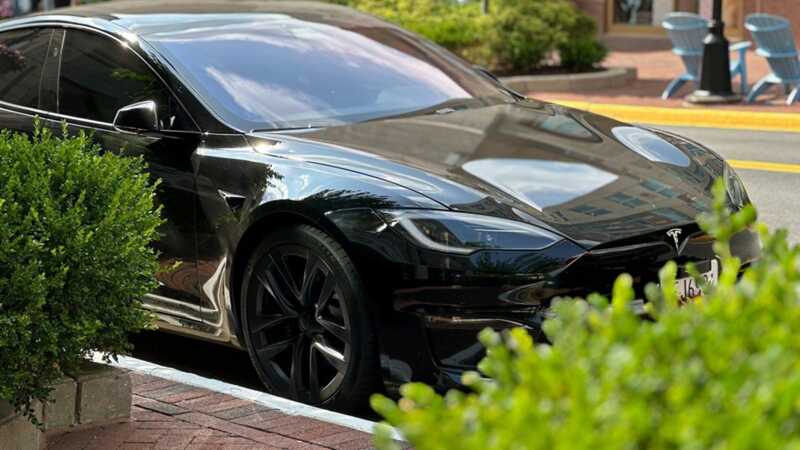 Мужчина и двое детей погибли в результате возгорания Tesla из-за заблокированных дверей