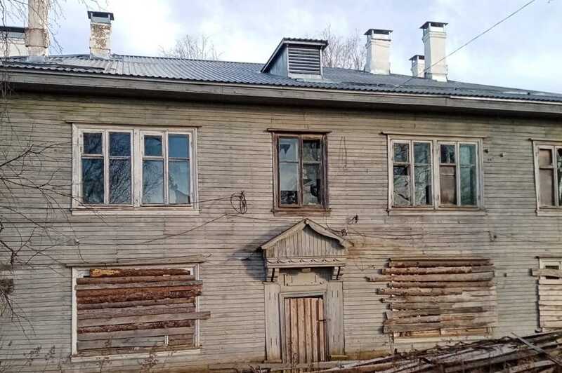 Пожилая женщина из Новгородской области вынуждена годами обитать в аварийном временном жилье
