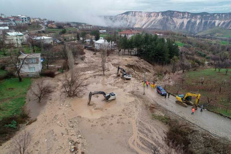 Сползание земли и потоки воды уничтожили мост в Турции