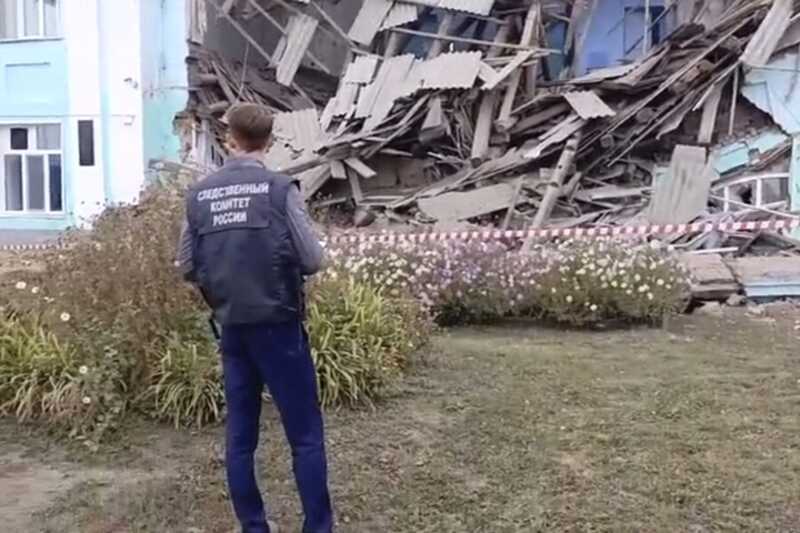 В связи с обрушением школы в Татарске был введён режим чрезвычайной ситуации