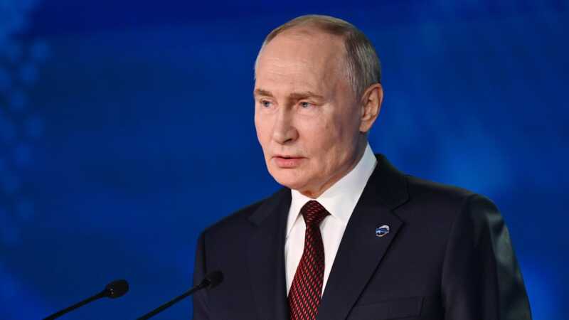 Президент Путин едва не оказался под мотоциклом, который перевернулся