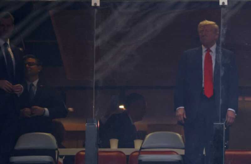 Трамп и Маск находятся на церемонии прощания ультраправого активиста